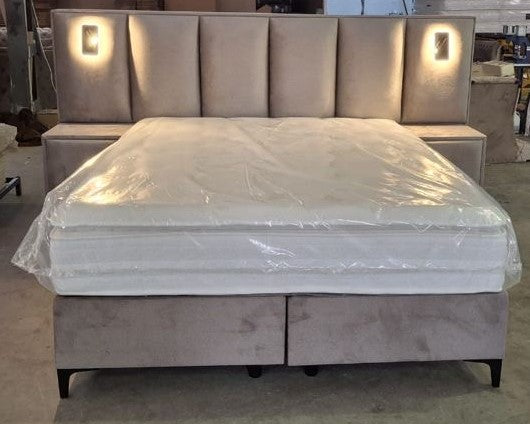 Luxe Fluwelen Boxspring met Ingebouwde LED-Verlichting & Nachtkastjes